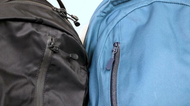 【ワークマン 防水カジュアルバッグ】無印良品の「肩の負担を軽くする撥水ビジネスリュックサック(丸型)」(左)と比較。防水性能重視ならワークマン一択です!