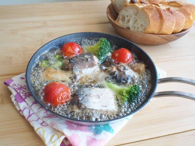 ＜アウトドアに＞ スキレット等に移して温めればアヒージョ風に。