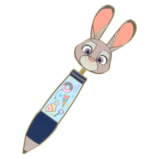 ピンバッジ 1,200円|東京ディズニーリゾート『ズートピア2』グッズ|販売店舗:東京ディズニーランド「グランドエンポーリアム」、東京ディズニーシー「スチームボート・ミッキーズ」|発売日:2025年11月26日(水)