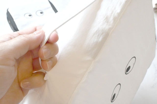 【ユニクロ×ANYA HINDMARCH「スクエアポーチ」】取っ手はフックなどに引っ掛けるのに便利そう