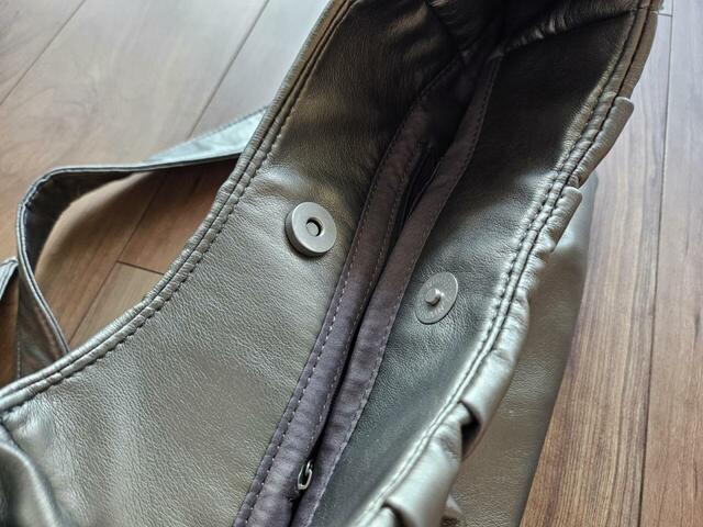 【studioCLIP　軽い7ポケット2WAYバッグ】メイン荷室はマグネットで開閉する仕様。ここを含めて計7つものポケットが付いています◎