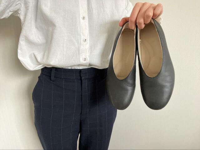 【無印良品　疲れにくい レザー深履きシューズ】羊革で高級感があり、キリッとした印象