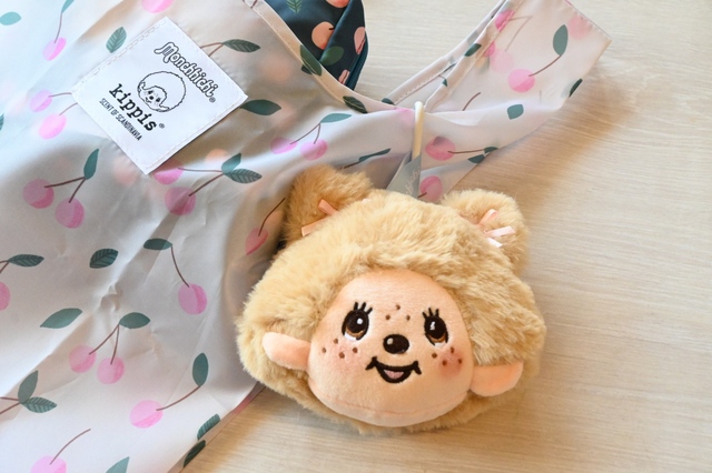 【『モンチッチ×kippis ぬいぐるみチャーム付きエコバッグ』（宝島社）】カラビナでエコバッグに引っ掛けておくのも◎