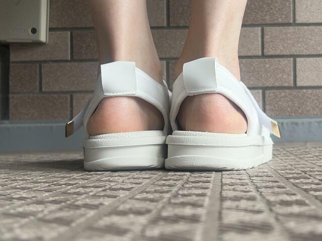 【GLOBAL WORK エアかるベルトスニーカーサンダル】ベルトがあるので、かかとも浮かず歩きやすいです♪