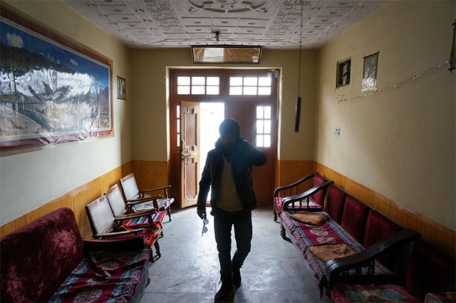 ドライバーのパッサンくんの案内で中へ。