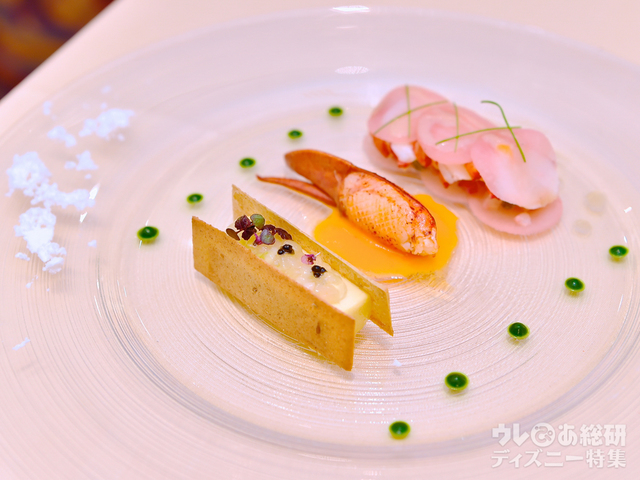 赤カブのマリネで包んだオマールとクレームスフレ 酸味の効いたりんごとセロリのゼリーと共に