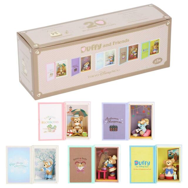 フィギュアセット 9,000円|東京ディズニーリゾート「ダッフィー&フレンズ20周年:カラフルハピネス」過去のアートがデザインされたスペシャルグッズ|販売店舗:東京ディズニーシー「マクダックス・デパートメントストア」|発売日:2025年12月18日(木)