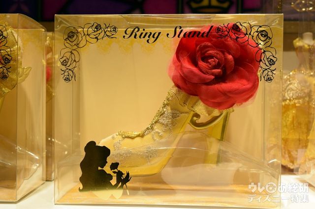 オープントゥの女性らしいリングホルダー