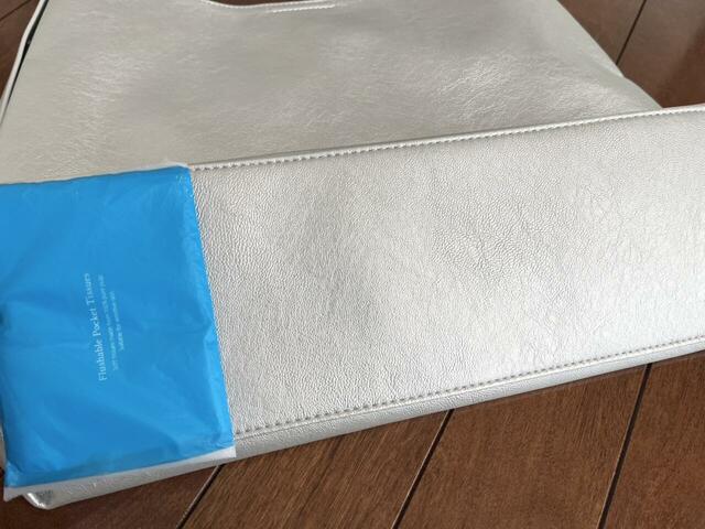 【LOWRYS FARM ヤワラカルイ２ＷＡＹショルダーＢＡＧ】マチ部分は約11cm。ポケットティッシュほどの幅です