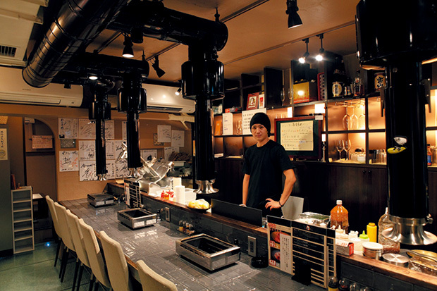 黒毛和牛一頭買い専門店 わしの肉（心斎橋）　内観　店長の下地さん。バーのような店内はタイル貼りカウンターやガラス床がお洒落。