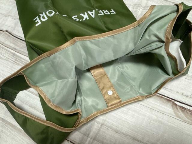 内側はポケットなどはないシンプルな作り