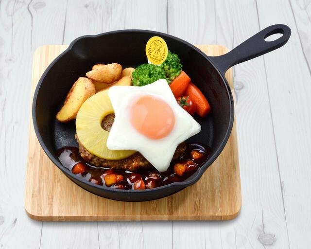 「コックカワサキのトロピカ～ル・ハンバーグ ～星がた目玉焼きを添えて～」＜価格：1,848円(税込)＞【【星のカービィ】『カービィカフェ』に夏メニュー登場！パイナップルもハンバーガーもジューシーで爽やか♪】