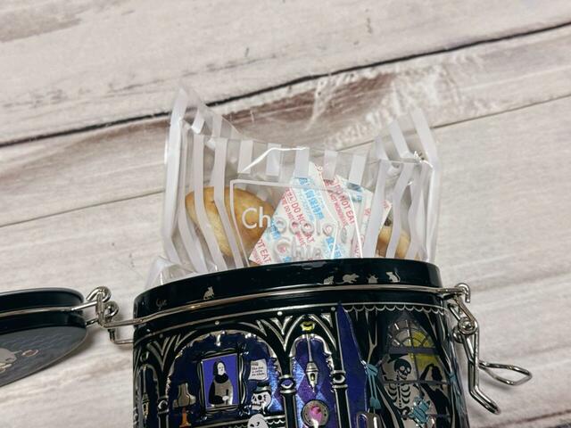 【カルディ ハロウィンキャニスター缶】中にはもちろんお菓子入り！