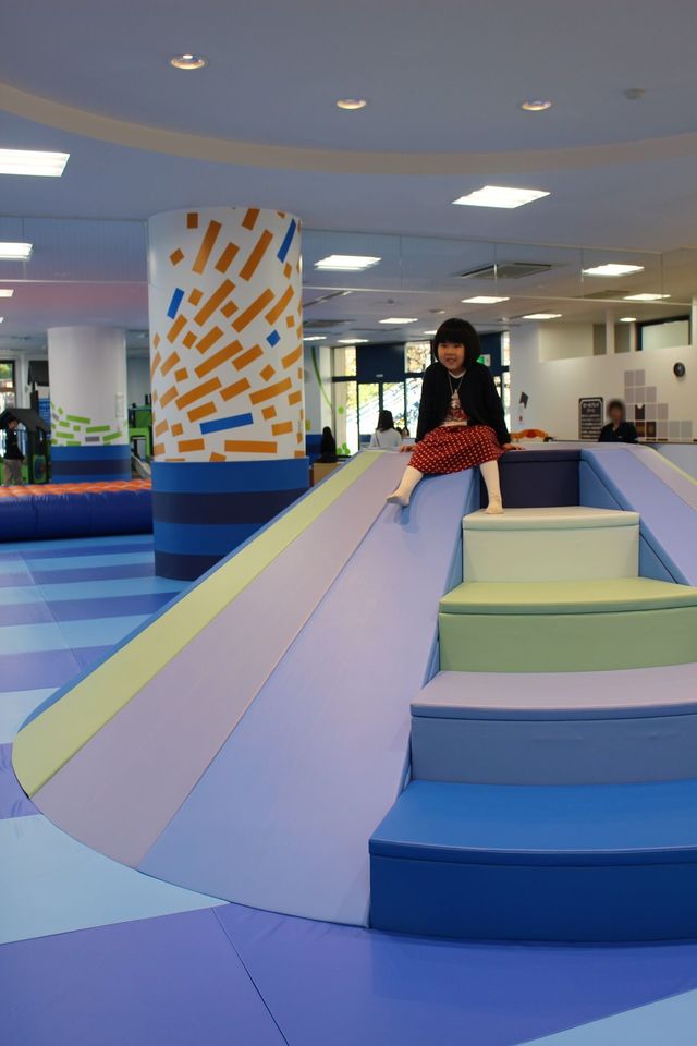 登ったり滑ったり、子どもは遊びまわります。