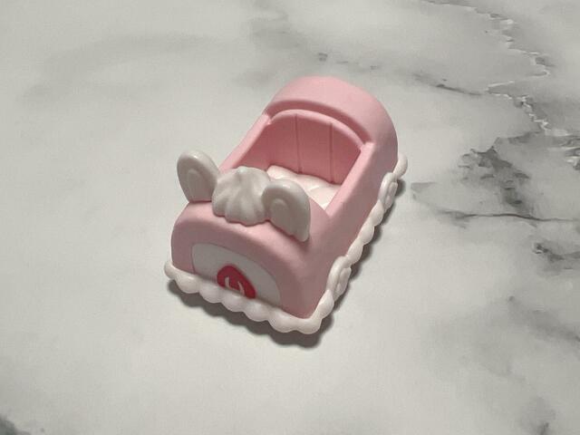 ケーキモチーフの車がかわいい！