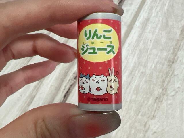【付録 ちいかわ自動販売機】りんごジュースは仲良しトリオのイラスト。楽しそうにりんごを頬張る姿が尊い…！