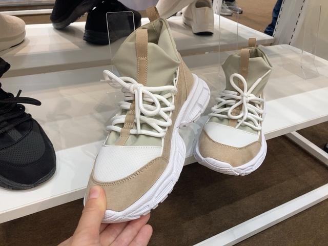 【ワークマン ソックススニーカー】生地が足首上まで長くなっていて、靴下のような感覚で履けるスニーカーです