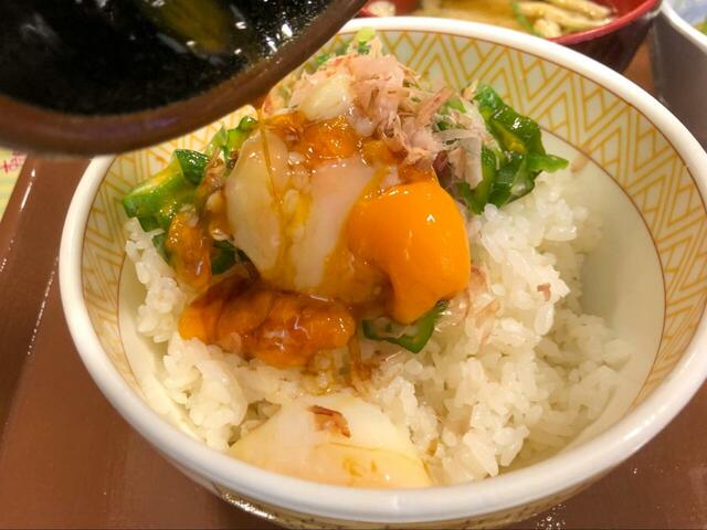【すき家 牛まぜのっけ朝食】オクラ、かつぶしの上におんたまを混ぜてのっけて頂きます!