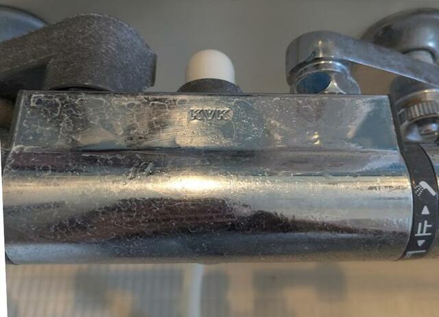 【無印良品 水回りの汚れ用 掃除シート】お風呂の蛇口は水垢や湯垢がひどく、シートだけでは磨いたところ(右側)が少しはキレイになったかな…?という程度でした