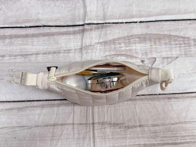 コスメやイヤホンなどを入れてみました