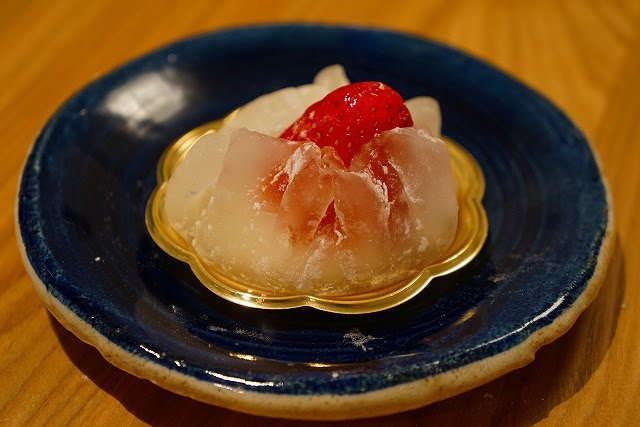 叶匠寿庵のいちご大福の変化球。苺に練乳入りの白餡を合わせて求肥で包んであります。　叶匠寿庵　春立ちぬ　432円