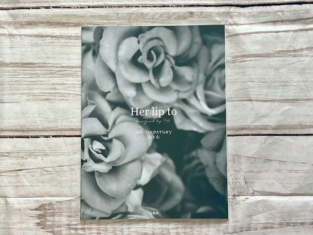 Her lip toらしいバラが表紙のブック。モノクロなのも素敵♡『Her lip to 5th Anniversary Book One Handle Bag ver.Her lip to』小嶋陽菜完全監修「ハーリップトゥ」One Handle Bag(ワンハンドルバッグ)価格:3,289円(税込)