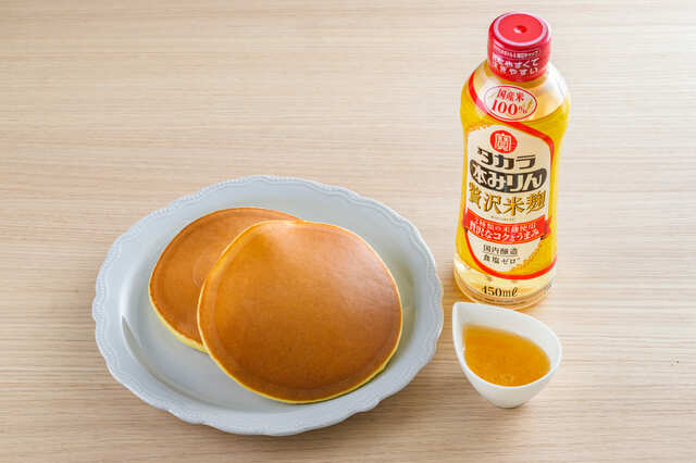 【ホットケーキがふわふわになる裏ワザ】実は少量本みりんを加えるだけで、みりんの保水性によって生地がしっとりと仕上がり、パサつきを抑えた、しっとりふわふわの食感に仕上がります。