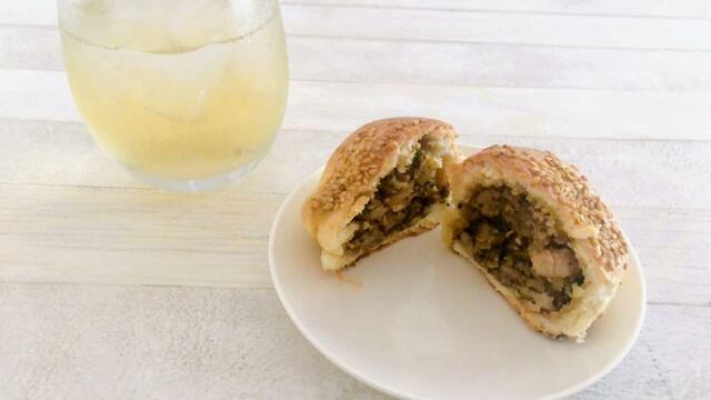 五香粉とピリ辛味の肉餡とカリッとした皮が美味しいです。