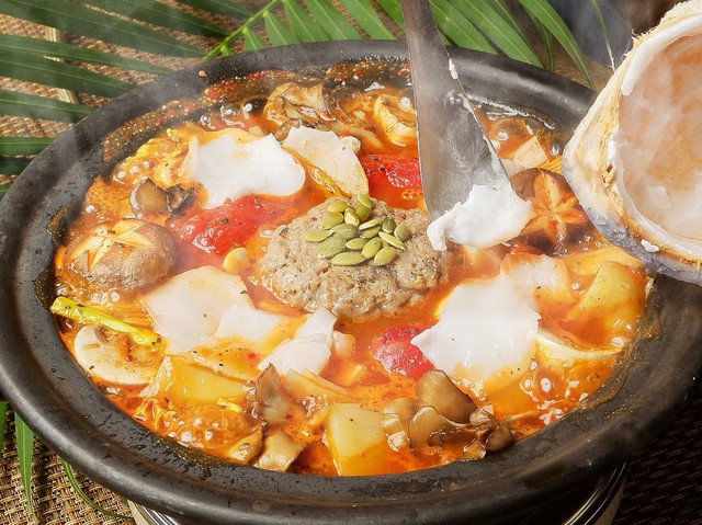 牛肉団子ヤシの実スープトマト鍋