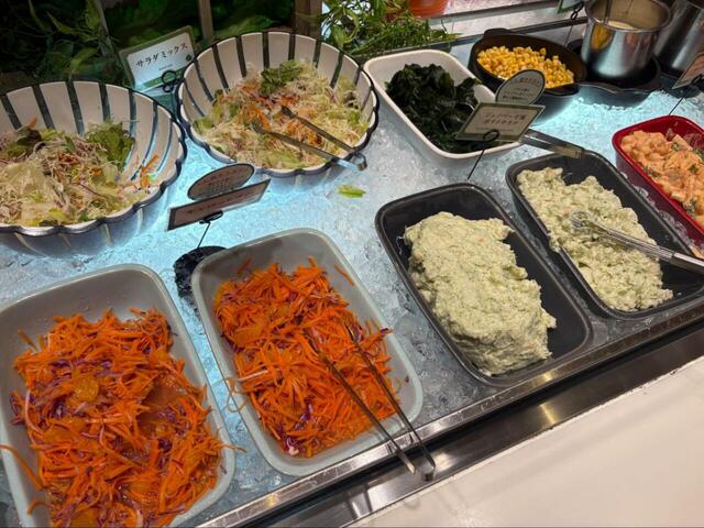 【くし葉 食べ放題】シャキシャキ野菜が揃うサラダバーも充実！揚げ物の合間にうれしい、さっぱりリフレッシュ◎