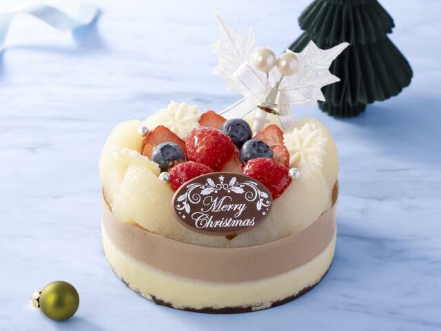 「チョコとピスタチオのクリスマスムース」<価格:7,020円(税込)>【【JR東京駅】グランスタの2026年クリスマスケーキをご紹介!Suicaのペンギンケーキや40年ぶりの復刻限定ケーキも登場!】