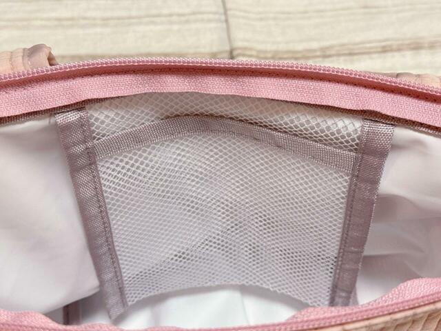 メッシュ素材のポケット付き。保冷剤を入れるのにぴったり
