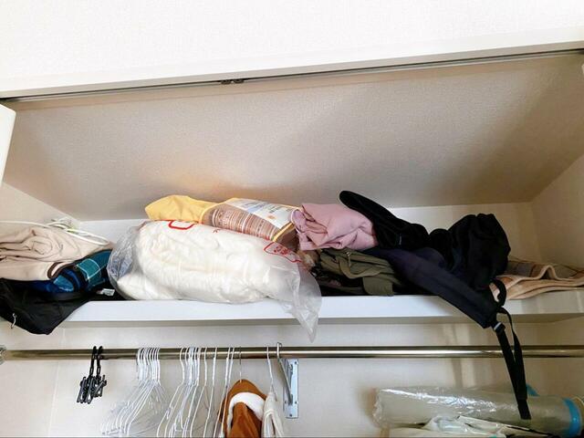 【ビフォー】筆者宅のクローゼット（上段）。とりあえず物をどんどん載せている状態なので、使いたいものを見つけ出すのが大変なカオスな状態でした……