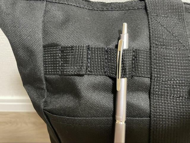 【MOOMIN 撥水 MULTI BIG TOTE BAG BOOK】外側のホルダーにはペンを挿せます