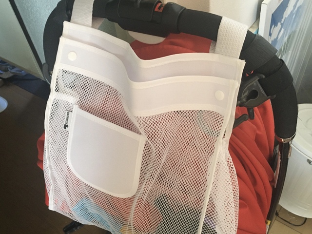 【山崎実業 お風呂おもちゃ袋】ベビーカーの持ち手に取りつけることも可能