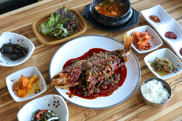 見た目の迫力満点の、クロソイ（メバル科の白身魚）の姿揚げ