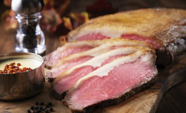 「スタンドクッキング「ローストビーフ カルボナーラ仕立て」」＜期間：2024年9月26日〜11月中旬＞【肉とチーズ！さらにワインでマリアージュ！秋限定の食べ飲み放題「“肉×チーズ×ワイン”オータムビュッフェ」開催！】