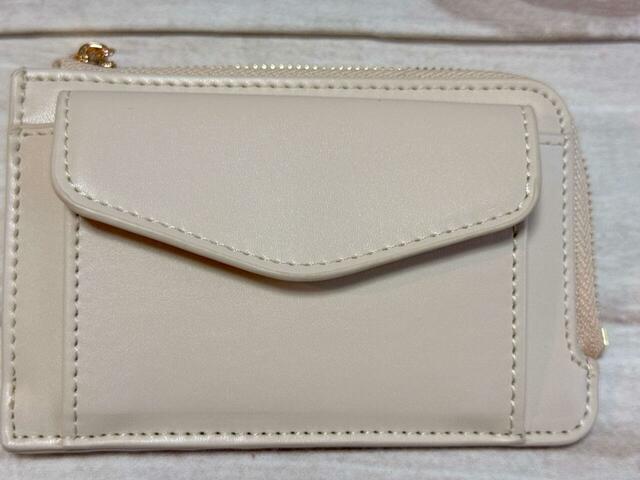 素材は高級感のある合成皮革。フロントにコインケース付きです