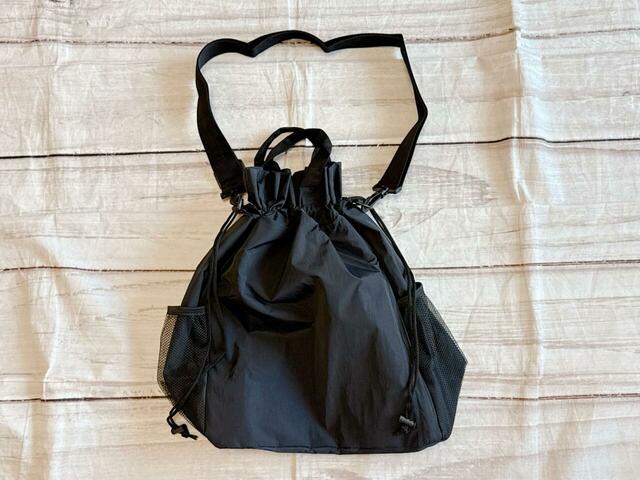 巾着型のシンプルなデザインのバッグ