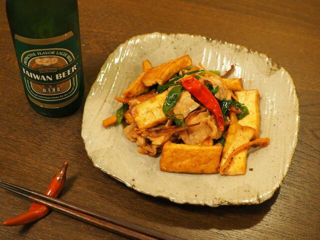 筆者自作の客家小炒と日本で買える台湾ビール