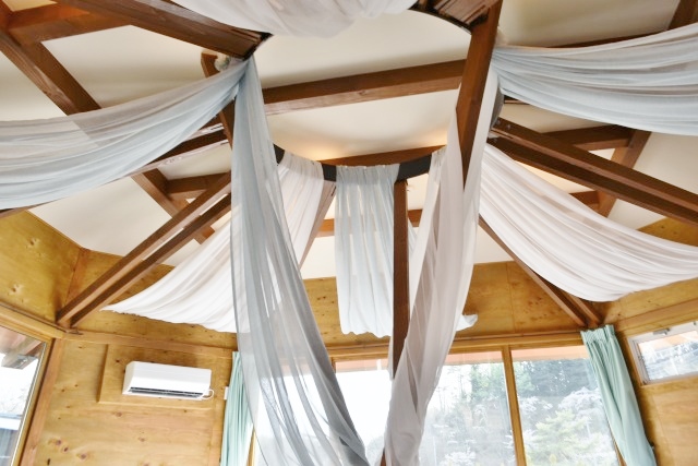 天蓋のようなカーテンがオシャレ