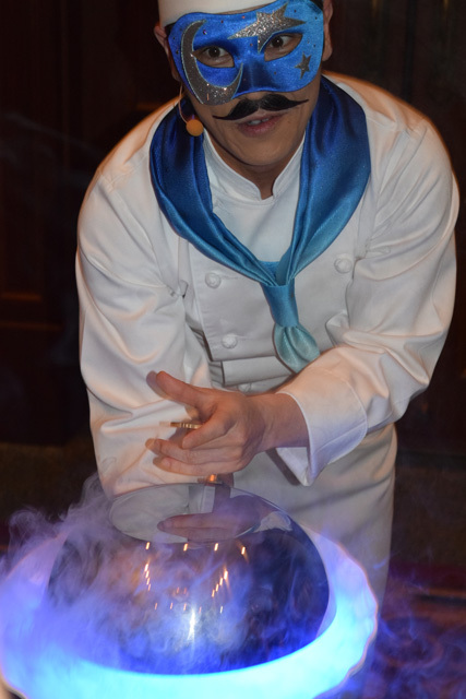 マジカルシェフがクロッシュを開けると怪しい光と煙が