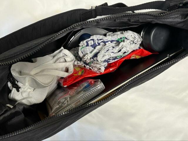 【GU ソフトナイロンクロスボディバッグ】サイズは縦26×横49×マチ13cm。想像以上に荷物が入ります！