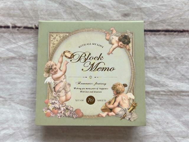 モスグリーンと淡いすみれ色の2色展開。こちらはモスグリーンです