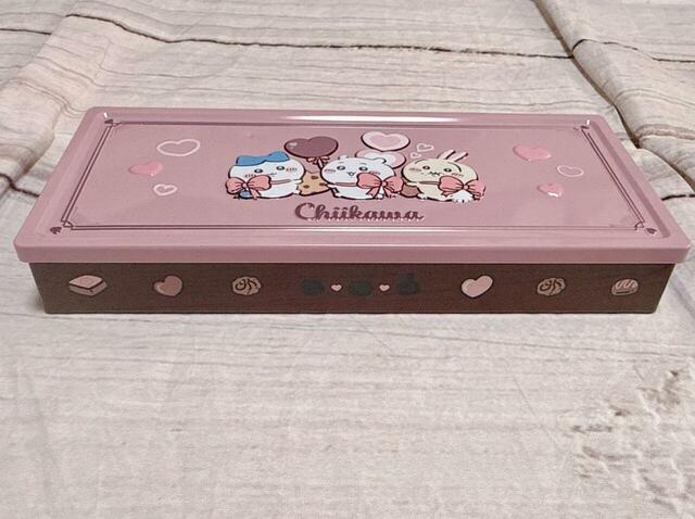 缶の側面はブラウン。かわいいイラストプリント入りです