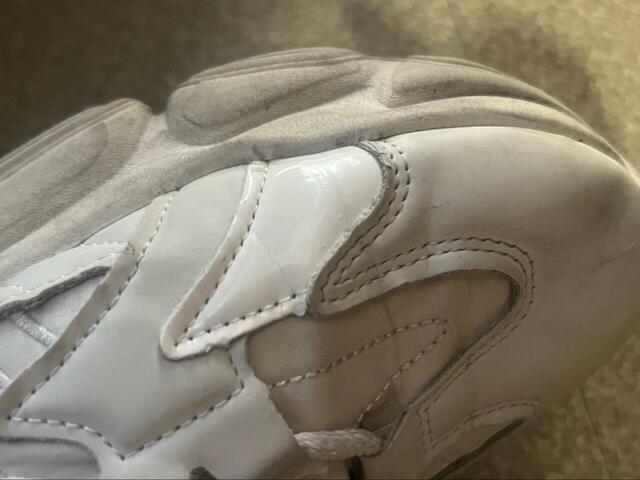 【拭くノ助 スニーカークリーナーシート】ビニール素材の部分は簡単に汚れが落ちて白が目立つように！