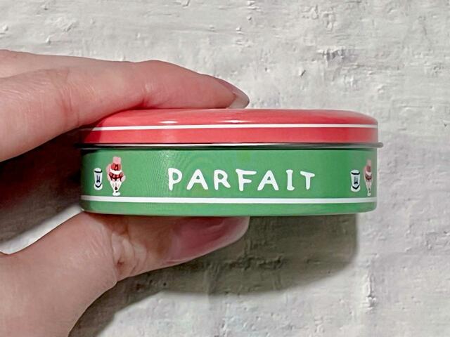 【ちいかわ　プチキャン3】側面は「PARFAIT」ロゴとパフェの絵柄です♪