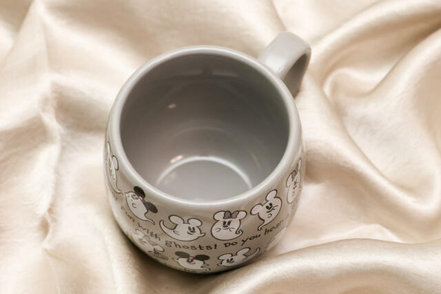 マロンティラミス、スーベニアカップ付き 1,200円|東京ディズニーランド「スウィートハート・カフェ」、東京ディズニーシー「ザンビーニ・ブラザーズ・リストランテ」|東京ディズニーリゾート「ディズニー・ハロウィーン」スペシャルメニュー