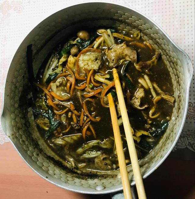 【しゃぶしゃぶ温野菜 黒ごま担々肉鍋】黒ごまと辛味のある香りが食欲をそそります