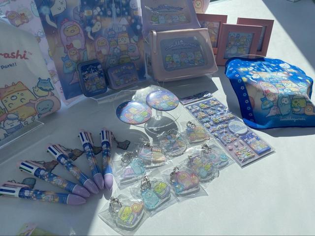 【すみっコぐらし オリジナルコラボグッズ】6色ボールペンや缶ミラーも！